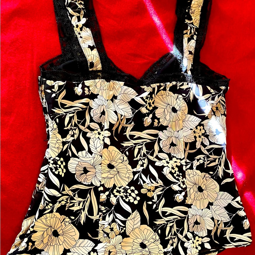 Floral print camisole with lace details